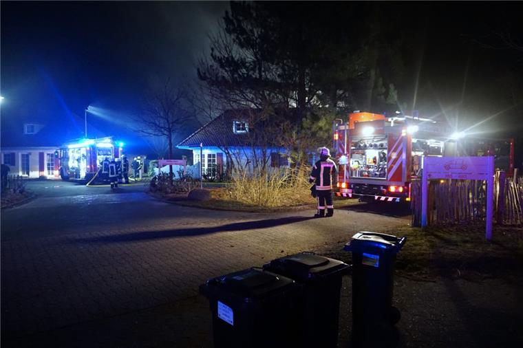 Mit mehr als 50 Einsatzkräften waren die vier Butjadinger Feuerwehren vor Ort, um den Brand zu löschen.