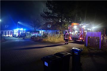 Mit mehr als 50 Einsatzkräften waren die vier Butjadinger Feuerwehren vor Ort, um den Brand zu löschen.