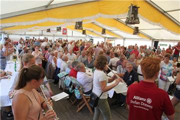 Mit mehreren gemeinsamen Stücken begeistern die Musiker vom Musikzug Kirchtimke und den Werrataler Musikanten das Publikum im Festzelt.
