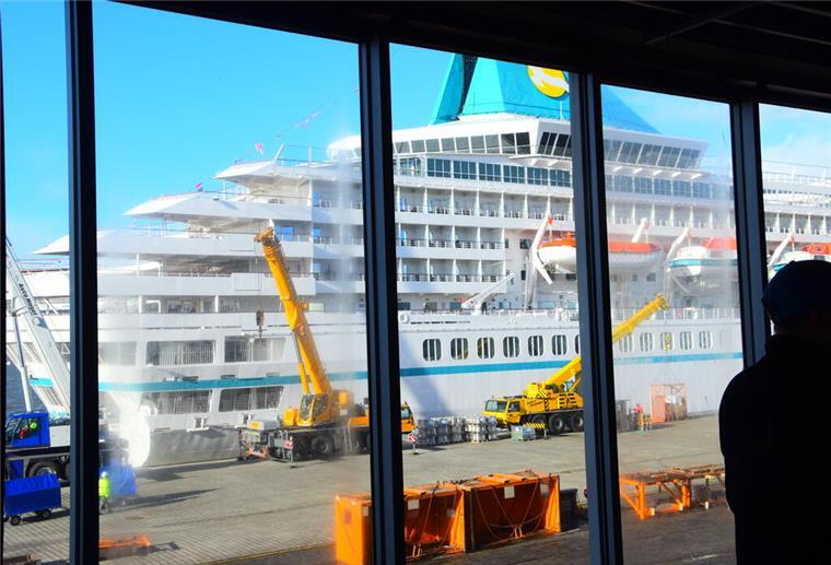 Diese Kreuzliner machen Halt in Bremerhaven - und haben Platz für Tausende Gäste Die Artania liegt in Bremerhaven und ist durch die Fenster der Besuchergalerie zu sehen.