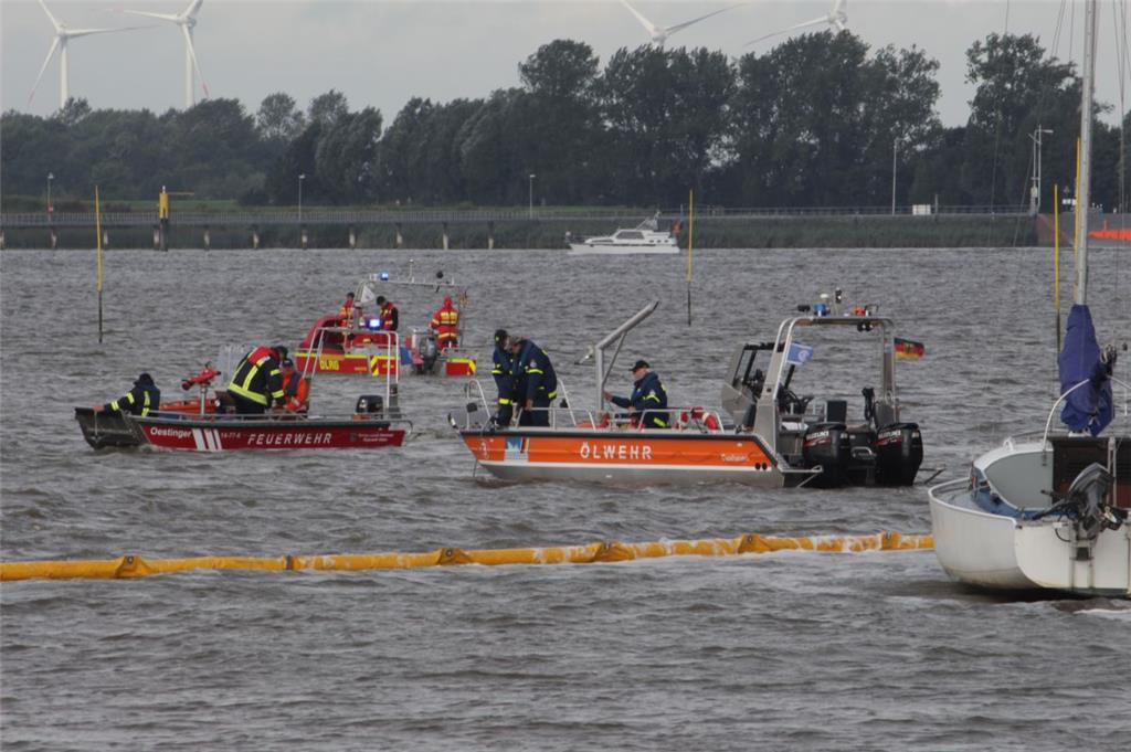 Mit Motorbooten verschiedener Hilforganisationen ist vor dem Sandstedter Hafen e...