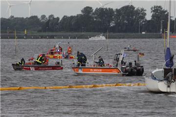 Mit Motorbooten verschiedener Hilforganisationen ist vor dem Sandstedter Hafen e...