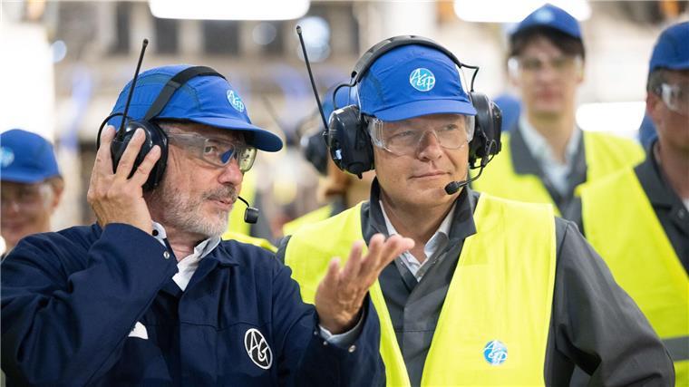 Mit Mütze und Kittel. Wirtschaftsminister Habeck will erreichen, dass die Strompreise für die Industrie weiter sinken.