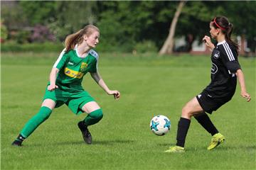 Mit Nadine Schiller (links) wurden die Abbehauserinnen Meister in der Landesliga. Ihr Vorsprung auf den Zweiten betrug sieben Punkte.