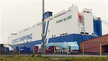 Ein Autofrachter liegt im Hafen von Bremerhaven. Bald sollen noch deutlich mehr Schiffe aus China nach Bremerhaven kommen.