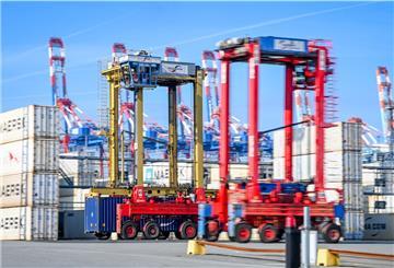 Mit neuen Van Carriern und 96 weiteren Fahrer soll der steigende Containerumschlag an der Stromkaje bewältigt werden. Terminalchef Mikkel Andersen spricht von einem „starken Zeichen“.