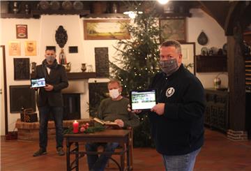 Mit neuer Internetseite und frischen Ideen: Timo Gerkens (rechts) und Volker Radau sowie Oliver Fröhlich (links) vom Heimatverein Beverstedt haben einiges vor. Foto: Gehrke