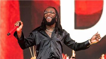 Mit „No Sign of Weakness“ bringt Burna Boy sein achtes Studioalbum heraus.