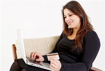 Mit Online-Banking lassen sich die Bankgeschäfte bequem vom Sofa aus erledigen.   Foto Wüstenhagen/dpa