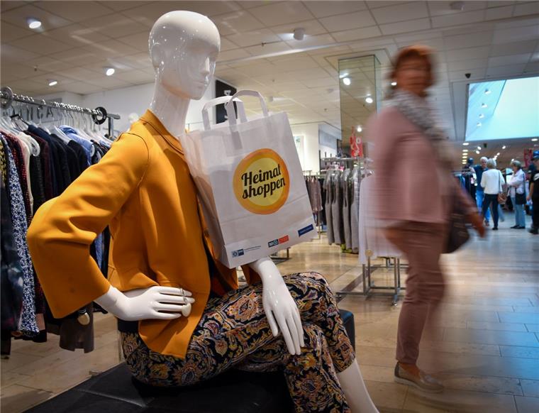 Bremerhaven: Tüten werben für Heimatgefühl und City-Shopping Mit Papiertüten in möglichst vielen Schaufenstern warben die Einzelhändler quer durch die Stadt fürs klassische Einkaufen statt Online-Shoppings. Foto Scheschonka