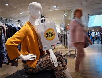 Mit Papiertüten in möglichst vielen Schaufenstern warben die Einzelhändler quer durch die Stadt fürs klassische Einkaufen  statt Online-Shoppings. Foto Scheschonka