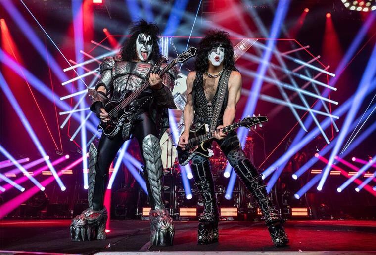 Mit Paul Stanley gründete Gene Simmons 1973 die Band Kiss, die 50 Jahre aktiv war.