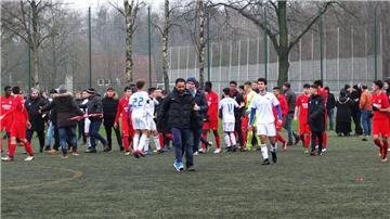 Mit provozierenden Gesten sorgte Arstens Trainer Turan Büyükata (Mitte) für Tumulte beim Regionalligaspiel in Surheide. Der Coach wurde nach dem Spielabbruch vom NFV-Sportgericht bis März gesperrt.