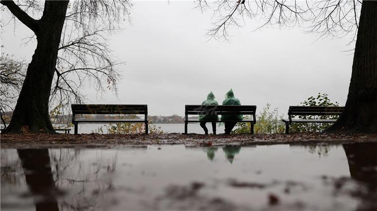 Mit Regencape den Tag genießen: Im Norden dominiert derzeit der Regen.