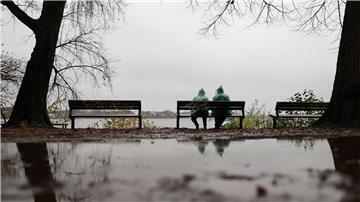 Mit Regencape den Tag genießen: Im Norden dominiert derzeit der Regen.