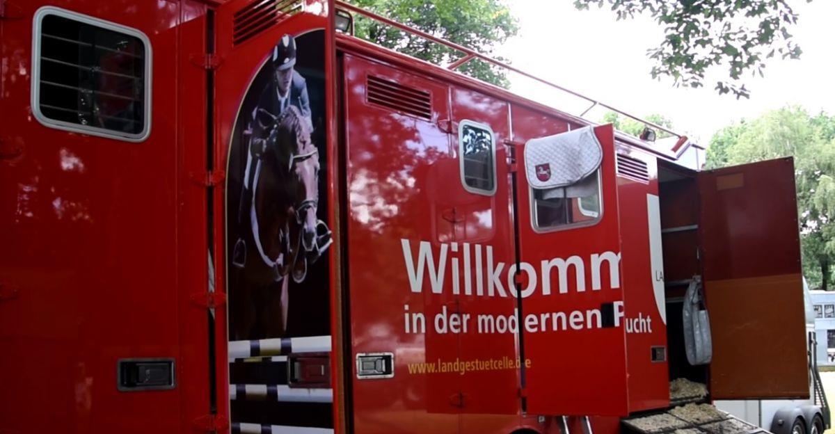 Mit riesigen Pferde-Trucks reisen die Reiter nach Elmlohe. In dieses Exemplar passen sieben Pferde.