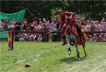 Mit Ritterspielen und Familienprogramm wartet das Showteam Kaiser ab 31. Juli in Tossens auf. pr/TSB