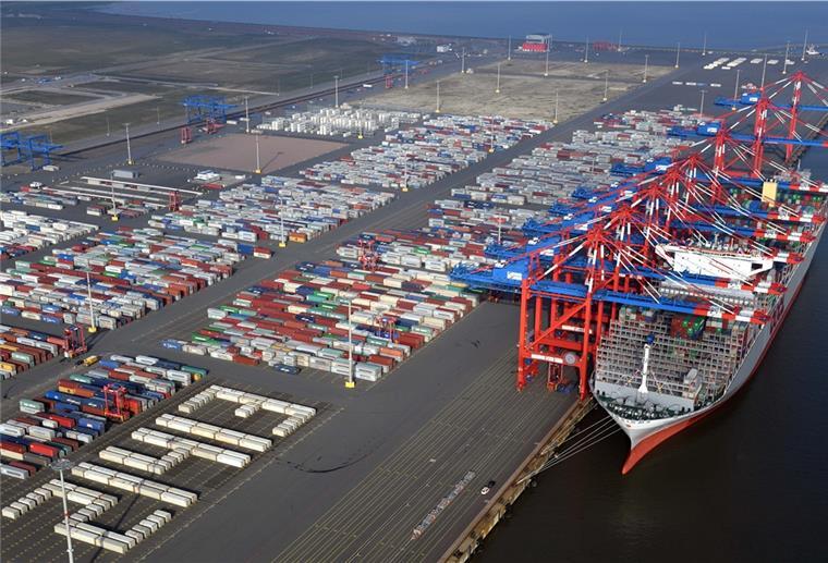 Containerschiff an der Kaje in Wilhelmshaven