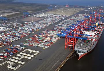 Containerschiff an der Kaje in Wilhelmshaven