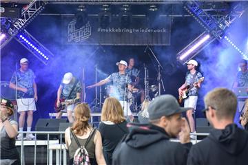 Mit Rockmusik und gerappten Texten eröffneten Wilson & Jeffrey "Andy ist auf einem Tennisturnier". Passend zum Namen des Tossenser Festivals hatten sie sich in Andre-Agassi-Outfits geschmissen.