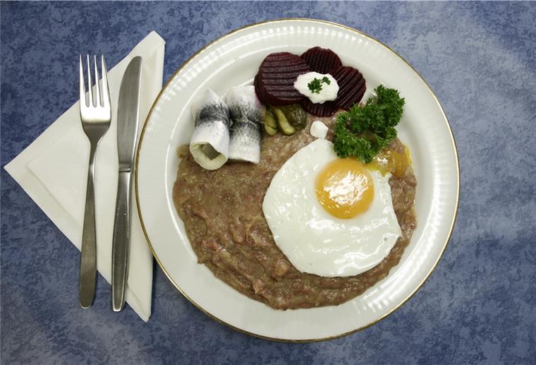 Buch über Labskaus würdigt auch Bremerhaven Mit Rollmops, Roter Bete, Gewürzgurke und Spiegelei präsentiert sich der Labskaus traditionell an der Küste.