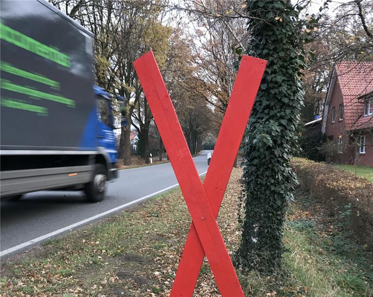 Mit roten Kreuzen signalisieren Bürger, dass sie nicht mit der Suche nach Erdgas in ihrem Dorf einverstanden sind.  