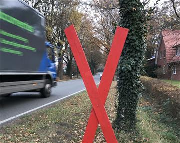 Mit roten Kreuzen signalisieren Bürger, dass sie nicht mit der Suche nach Erdgas in ihrem Dorf einverstanden sind.  