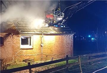 Mit rund 110 Einsatzkräften rückte die Feuerwehr zu einem Brand in Stadland aus. Für einen Mann kam allerdings jede Hilfe zu spät.