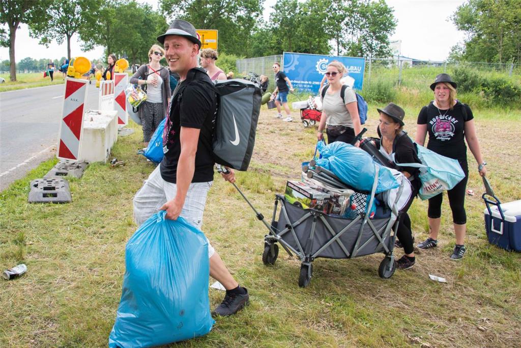 Mit Sack und Pack: Festivalbesucher auf den letzten Metern zum Campingplatz.