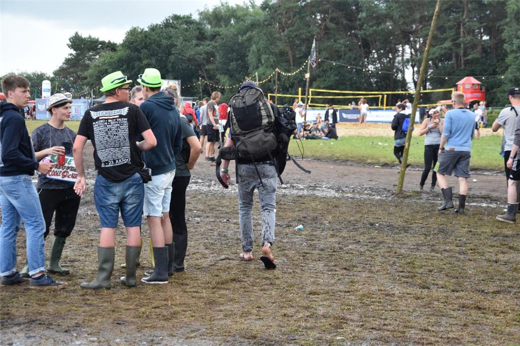 Mit Sack und Pack geht&apos;s heim. Foto: Overschmidt