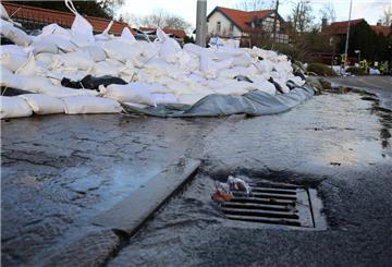 Mit Sandsäcken kämpfen die Helfer vielerorts gegen die Wassermassen. In Bremen bahnte sich das Wasser allerdings den Weg und flutete zahlreiche Grundstücke.
