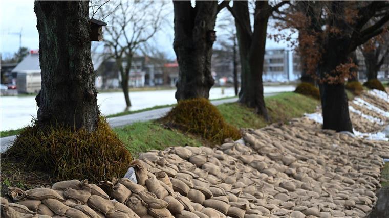 Mit Sandsäcken wurden Deiche nach wochenlangem Hochwasser in Meppen zum Jahreswechsel gesichert. (Archivbild)