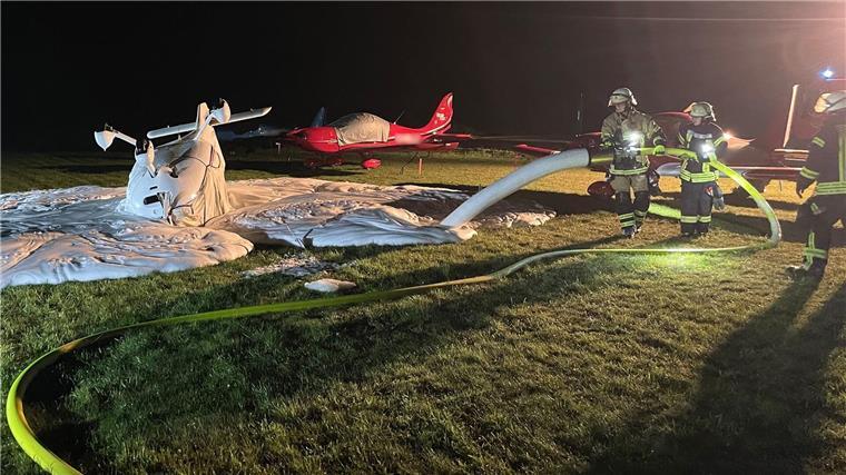 Sturmböe wirbelt geparktes Kleinflugzeug durch die Luft Mit Schaum verhinderte die Feuerwehr, dass es zu einem Brand kommen konnte.