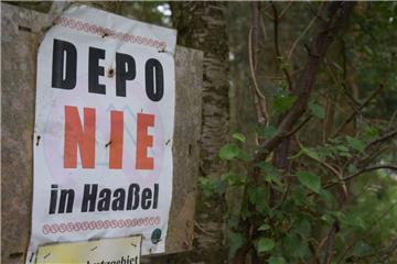 Mit Schildern wie diesen protestieren Bürger in und um Haaßel seit Jahren gegen die geplante Deponie.