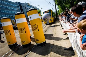 Mit Schmackes: Beim Tram-Bowling während der EM der Straßenbahnfahrer gilt es, möglichst viele Pins umzuwerfen.