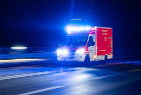 Mit schweren Verletzungen an Kopf und Brustkorb musste ein 82-jähriger Bremerhavener am Montag ins Krankenhaus gebracht werden.