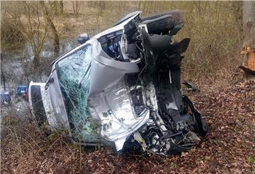 Mit schweren Verletzungen wurde die Fahrerin dieses Autos aus dem Fahrzeugwrack geborgen.