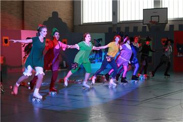 Mit Schwung gleiten die Hexen gemeinsam durch die Burgkulisse der Walter-Kolb-Halle.