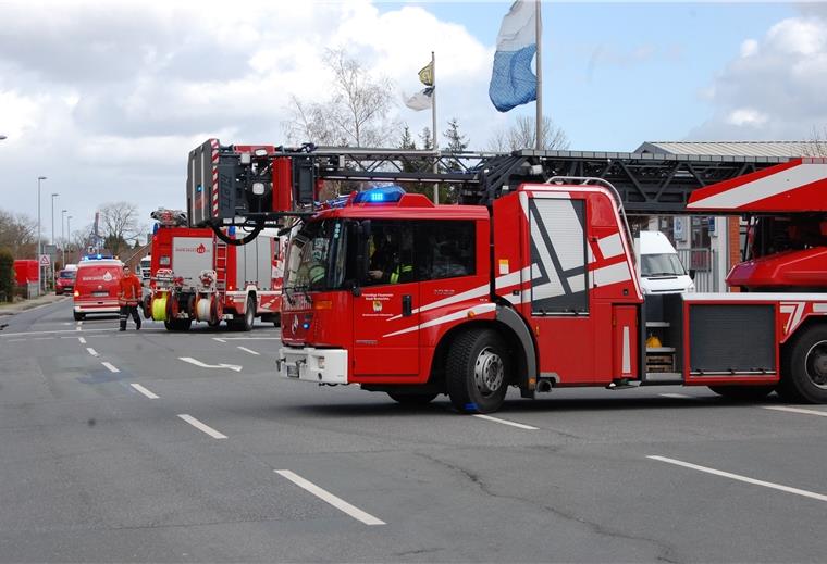 Feuerwehreinsatz in Brake: Kältemittel tritt aus Mit sechs Fahrzeugen und 30 Einsatzkräften war die Feuerwehr nach Golzwarden ausgerückt. Foto: Gohritz