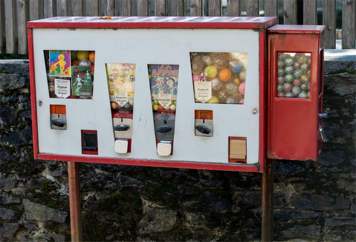 Ein alter Kaugummiautomat.