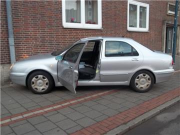 Mit seinem silbernen Auto ist ein 80 Jahre alter Mann in Geestemünde gegen eine Hauswand gefahren.