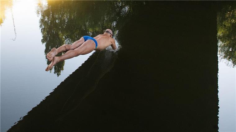 Für Gewässerschutz: Chemieprofessor durchschwimmt die Elbe Mit seinem Sprung in die Elbe beginnt Andreas Fath seine Aktion.