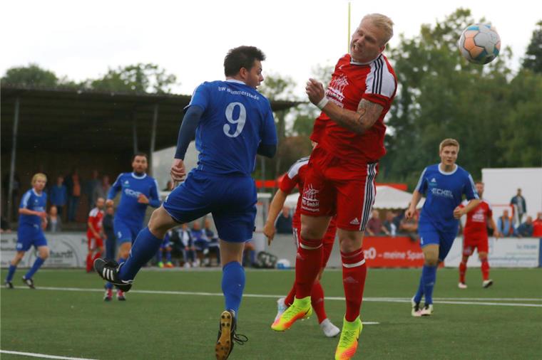 Nico Westphal lässt SV Brake jubeln Mit seinem Tor in der 52. Minute entschied Nico Westphal (rotes Trikot) das Auswärtsspiel gegen den SV Wilhelmshaven für die Braker.