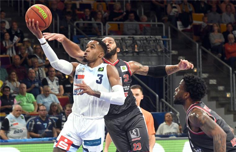 Eisbären Bremerhaven treten in Nürnberg zum Spitzenspiel an Mit seinem Zug zum Korb ist Kasey Hill (links) eine der gefährlichsten Waffen in der Eisbären-Offensive. Diese Stärke des Spielmachers soll auch in Nürnberg zum Tragen kommen.
