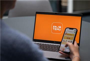 Blick auf einen Laptop mit dem Logo der App Temu (gestellte Szene). Mit seinen Billigangeboten schwimmt der Online-Marktplatz aus China in Deutschland auf einer Erfolgswelle. Doch nun droht dem Handelsriesen eine empfindliche Geldstrafe.