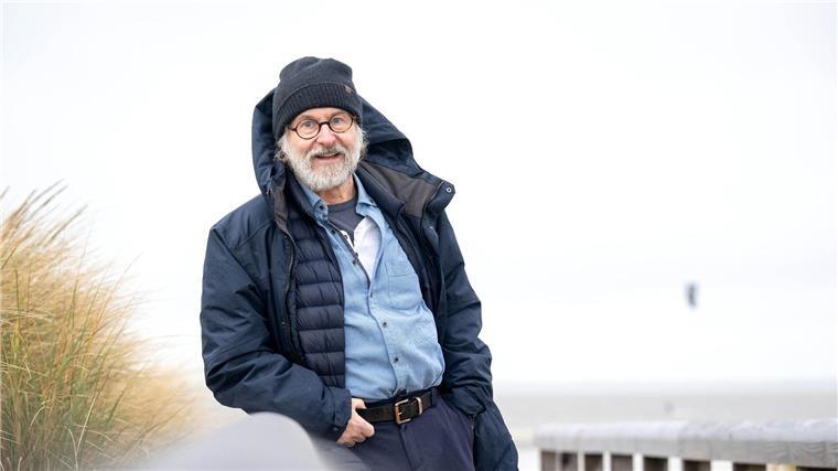 Klaus-Peter Wolf findet vor neuem Roman kaum Schlaf Mit seinen Ostfriesenkrimis erreicht Bestsellerautor Klaus-Peter Wolf ein Millionenpublikum. Viele Menschen kommen an die Nordseeküste, um die Spuren seiner Romane zu verfolgen.