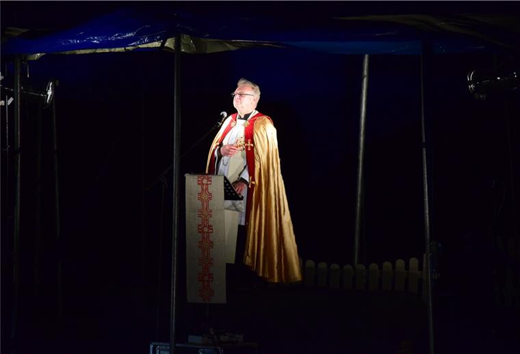 Licht der Hoffnung in schwerer Zeit in Zeven Mit seiner Predigt zur Weihnachtsgeschichte aus dem Lukas-Evangelium erinnerte Pfarrer Hans-Günter Sorge an den Kern der Feiertage.