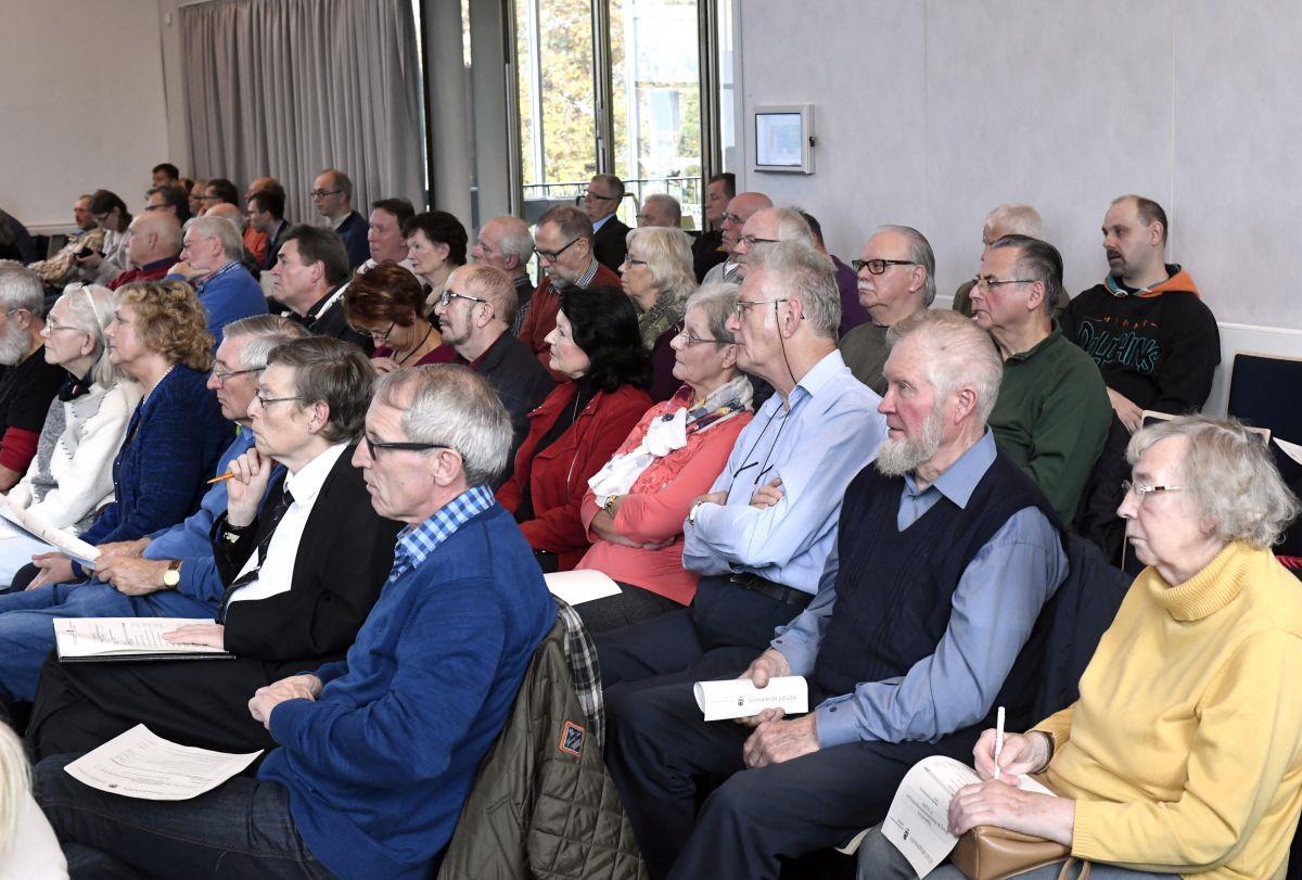 Grundwasser steigt: Gutachter sollen Lösung finden Mit skeptischen Mienen verfolgten etliche betroffene Bürger die Debatte über Schutzmaßnahmen gegen den Grundwasseranstieg in Wulsdorf. Nach zweieinhalbstündiger Debatte gab es Beifall für einen einstimmigen Beschluss der Stadtverordnetenversammlung. Foto Scheer