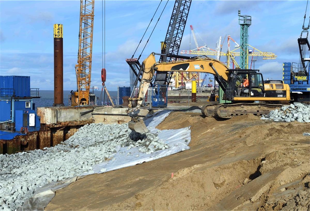 Arbeiten an neuer „Kaje 66“ in Bremerhaven beginnen Mit sogenannten Wasserbausteinen wird die zur Weser hin offene Baustelle zurzeit gesichert.