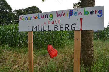 Mit solchen Schildern zeigen die Menschen in der Gemeinde ihren Protest gegen die Deponie. Der Gemeinderat hat jetzt eine Stellungnahme beschlossen.